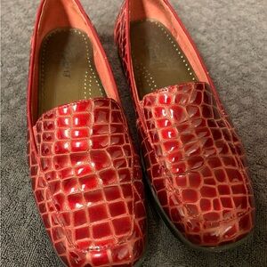 Trotters Red Croc-Embossed Slip-On Loafers Size 8.5